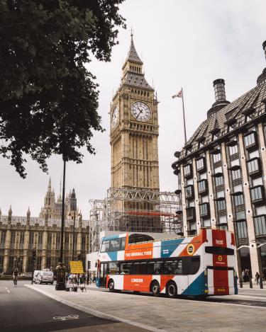 Bus turístico junto al Big Ben de Londres