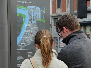 Pareja de turistas usando un mapa de la ciudad