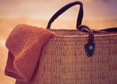 Saco de praia com uma toalha