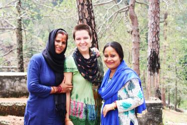 Mujer caucásica con dos mujeres indias
