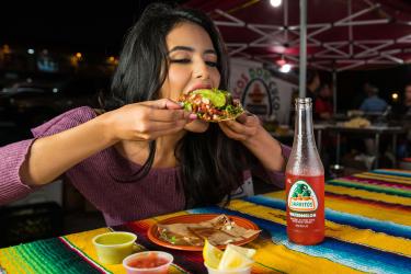 Mulher comendo comida mexicana